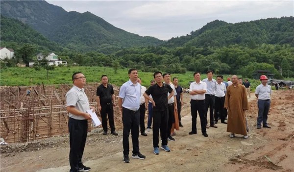 巩文生调研重点项目建设情况并开展现场办公