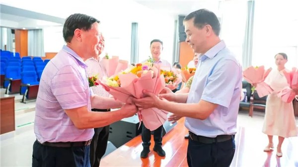 巩文生开展教师节走访慰问活动